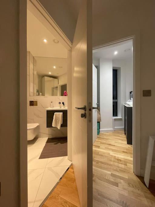 3 Bedroom Penthouse With Terrace And Skyline In Battersea Londra Exterior foto