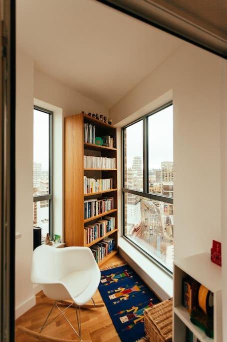 3 Bedroom Penthouse With Terrace And Skyline In Battersea Londra Exterior foto