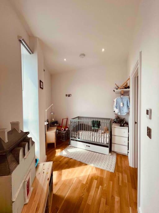 3 Bedroom Penthouse With Terrace And Skyline In Battersea Londra Exterior foto