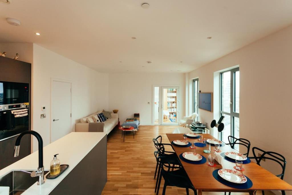 3 Bedroom Penthouse With Terrace And Skyline In Battersea Londra Exterior foto
